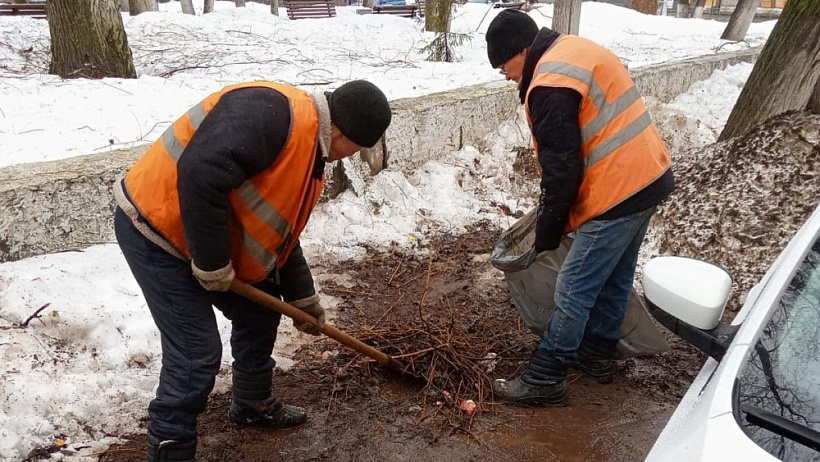 С кировских улиц начали убирать мусор