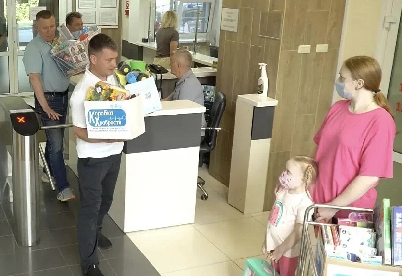 Маленькие радости для больших побед: сторонники «Единой России» продолжают акцию «Коробка храбрости» 