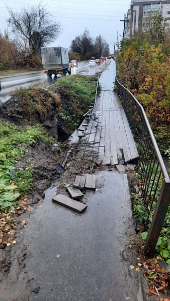 На улице Ульяновской почти обвалился пешеходный мост