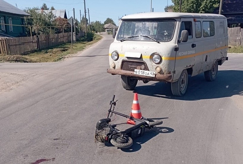 В Кировской области пенсионерка на электросамокате врезалась в УАЗ