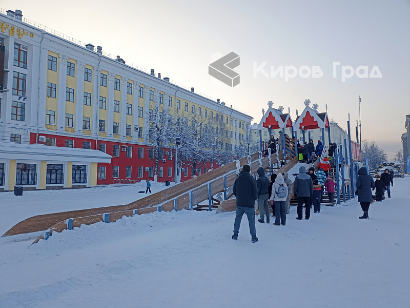 Горки с Театральной площади в Кирове уберут последними