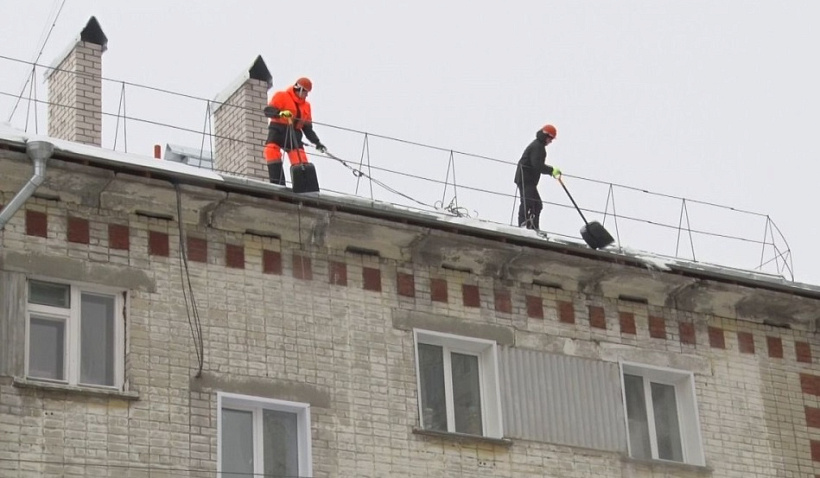 В Кирове почистили более 1000 скатных крыш