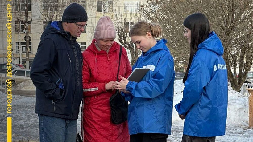 В общественных местах города волонтеры помогают кировчанам голосовать за благоустройство