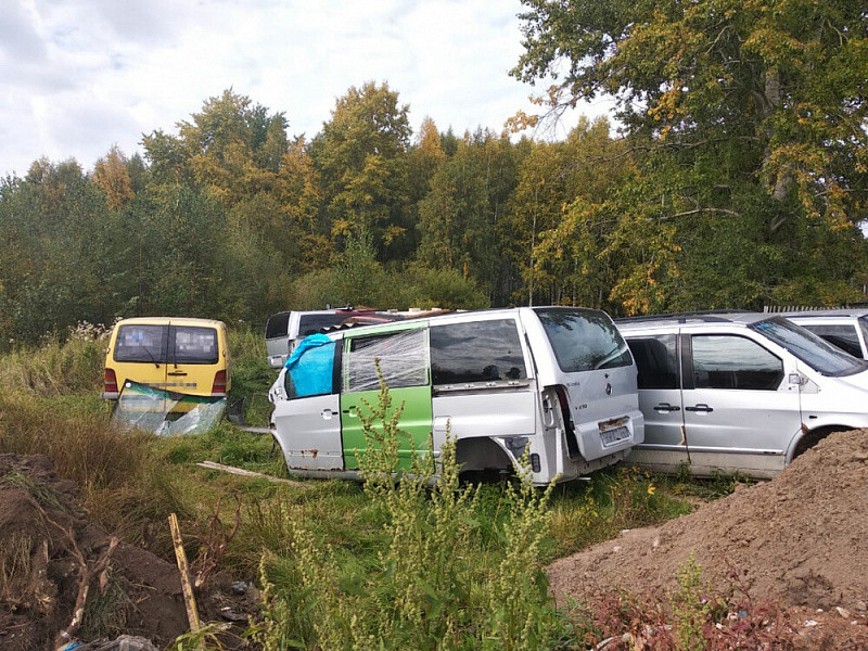 Чиновники и ГИБДД считают свалку автомобилей парковкой