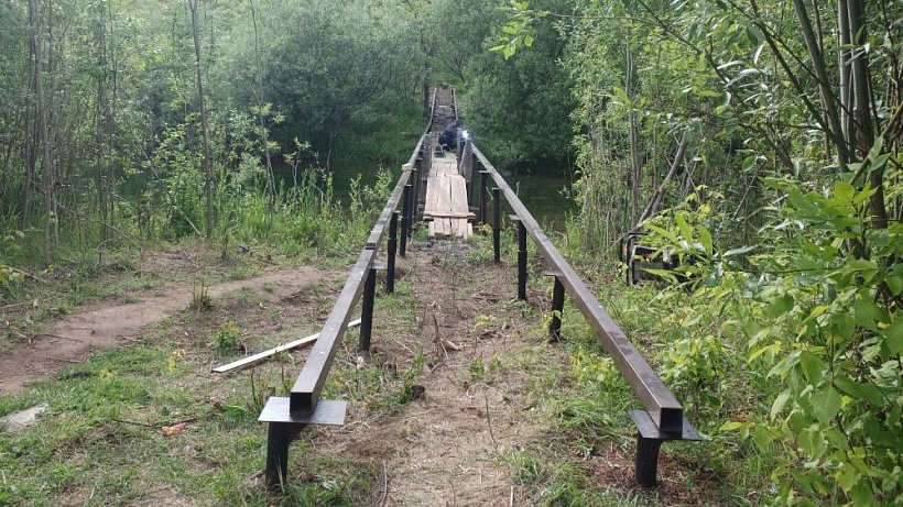 На Ежовских родниках устанавливают новый пешеходный мост