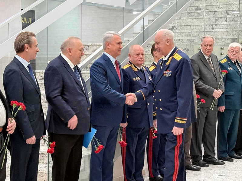 Александр Бастрыкин и Рахим Азимов вручили автомобили сотрудникам СК РФ