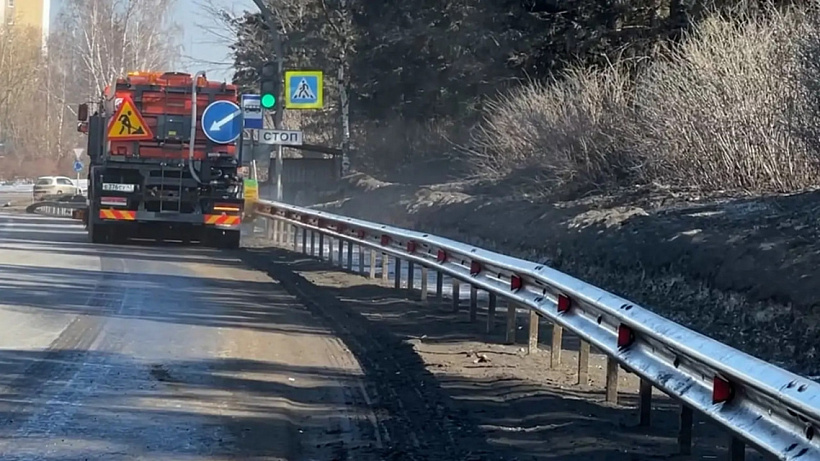 В Кировской области моют ограждения на дорогах