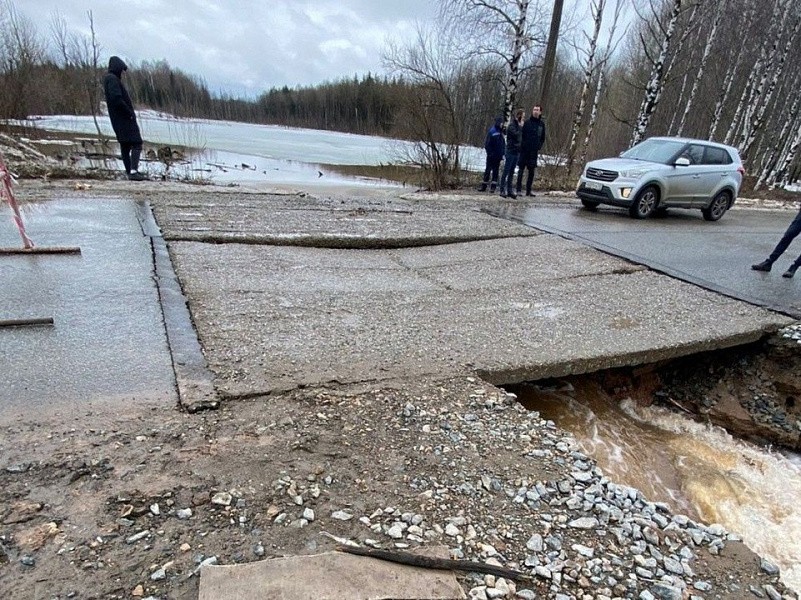 Из-за потоков талой воды на улице Луганской в Кирове разрушилась дорога