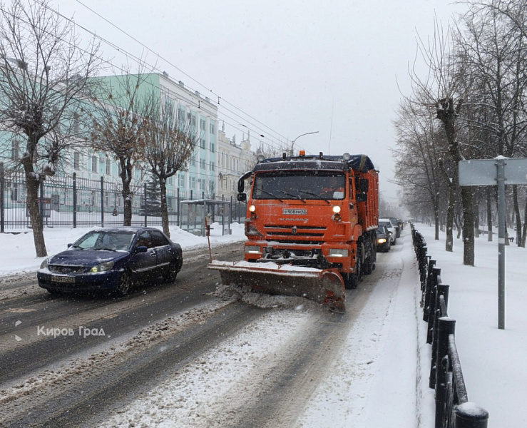 Ответственным за чистоту в Кирове пришлось переключиться с мусора на снег