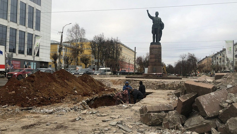 У памятника Кирову на Октябрьском проспекте разобьют новый цветник