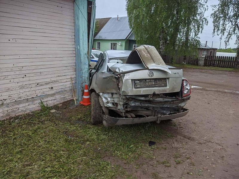 В Кировской области пьяный водитель на иномарке врезался в магазин 