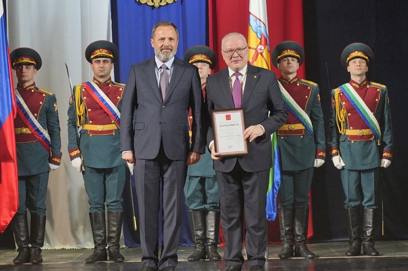 Игорь Комаров вручил награду губернатору Кировской области Александру Соколову