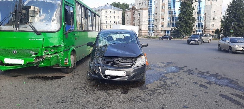 В Кирове в ДТП попал пассажирский автобус