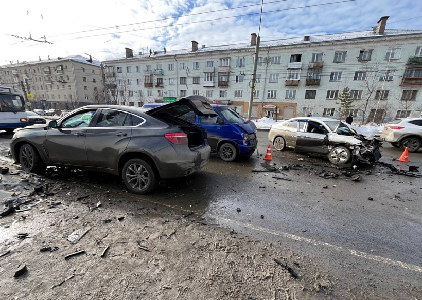 5 человек пострадали в массовой аварии на Октябрьском проспекте