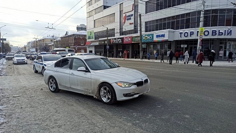 BMW сбил трех пешеходов у филармонии
