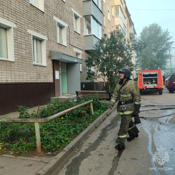 12 человек эвакуировали при пожаре в Нововятском районе