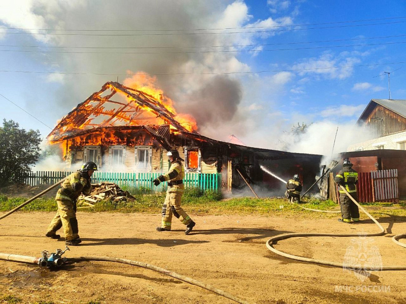 ️Хозяйку горящего дома в Орлове спасли через окно