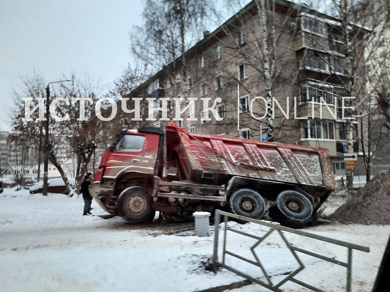В центре Кирова грузовик провалился под асфальт 
