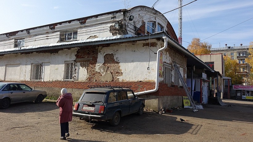 На Октябрьском рынке в Кирове несколько месяцев не могут начать стройку