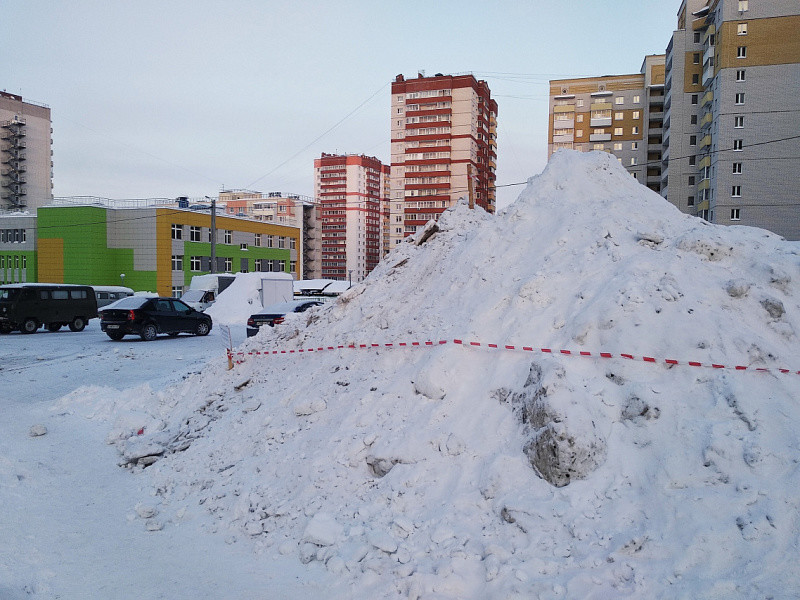 Кировчанам рассказали, как избавиться от снега во дворах