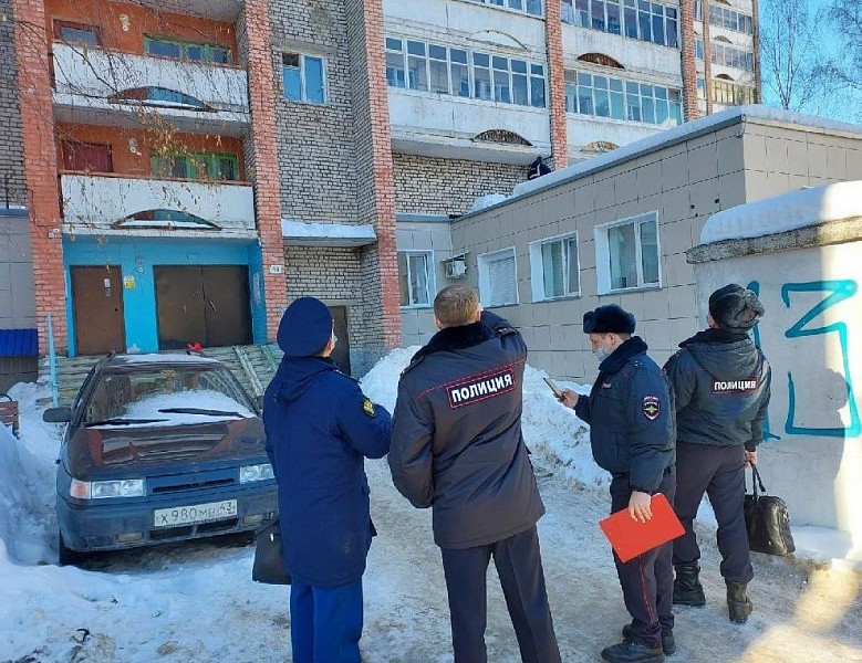 В Кирове на 6-летнюю девочку упал снег с крыши