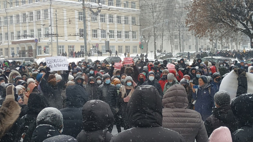 Несколько сотен человек пришли на акцию в поддержку Навального в Кирове