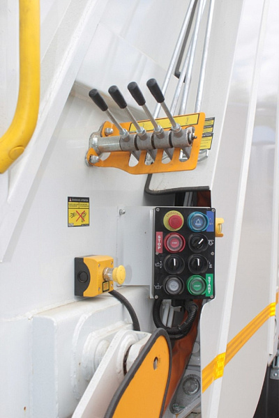 Регоператор выполняет ежедневную дефектовку мусоровозной техники