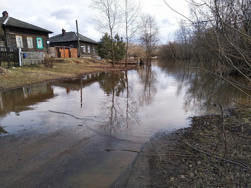 Вятка начала затапливать дороги