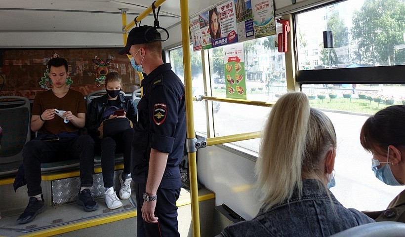 Полиция проверяет, как кировские пассажиры соблюдают масочный режим