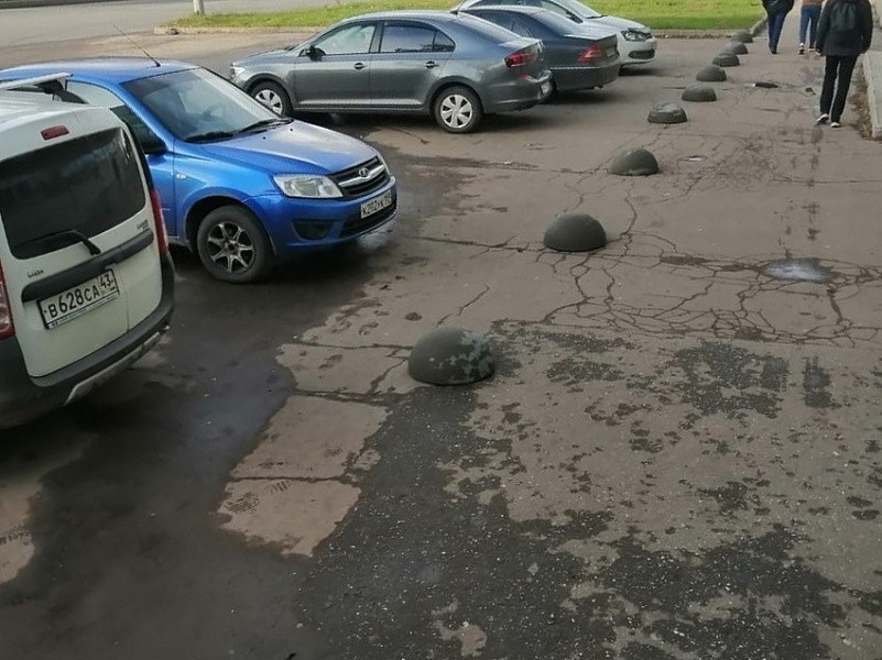 В Кирове борются с паркующимися на тротуарах водителями