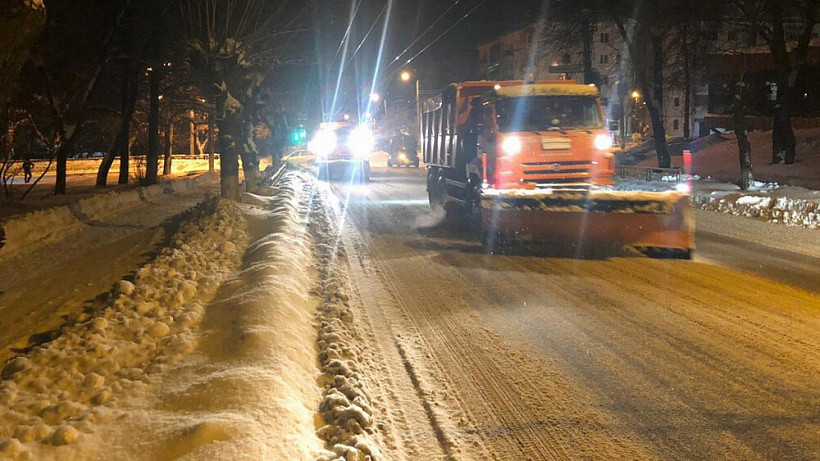 Во время снегопада на улицы Кирова вывели в три раза больше техники