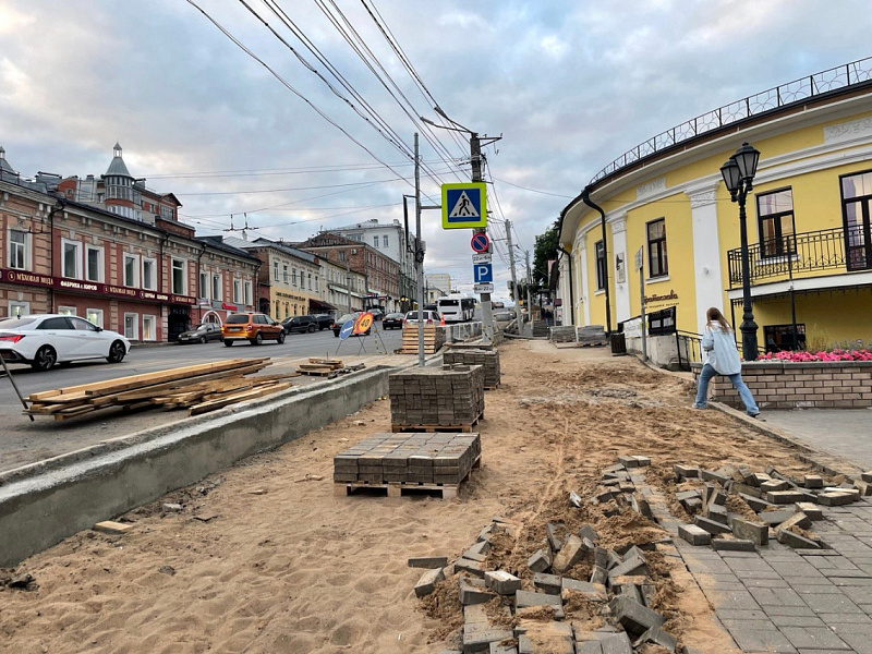 На улице Ленина в районе Спасской в Кирове в усиленном режиме ремонтируют тротуары