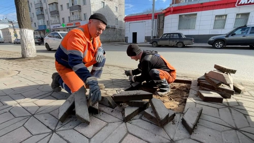 В Кирове начали восстанавливать брусчатку на тротуарах