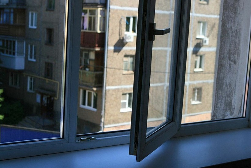 В Кирове школьница выпала из окна и разбилась насмерть