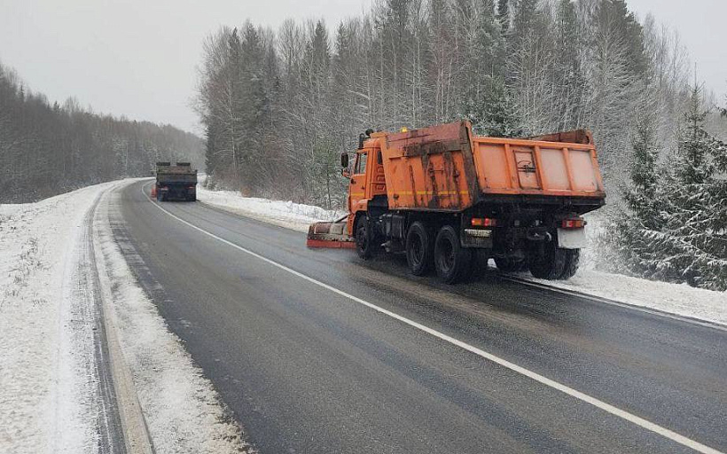 На дорогах области продолжается устранение последствий снегопада