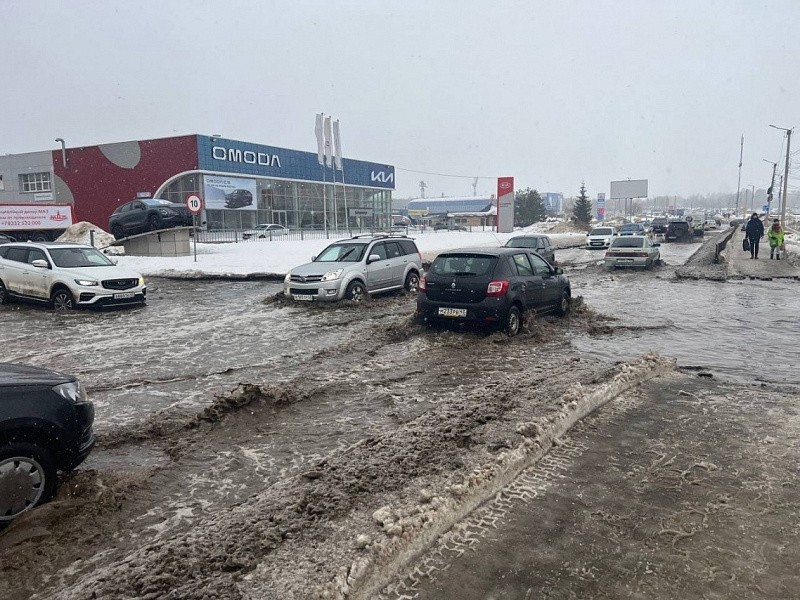 Из-за затопленных улиц в Кирове образовались огромные пробки