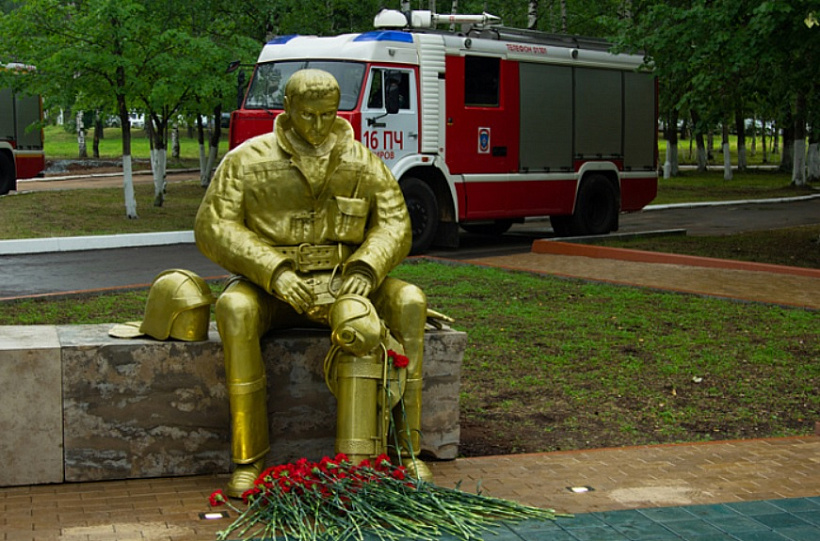 Александр Соколов поздравил работников пожарной охраны Кировской области