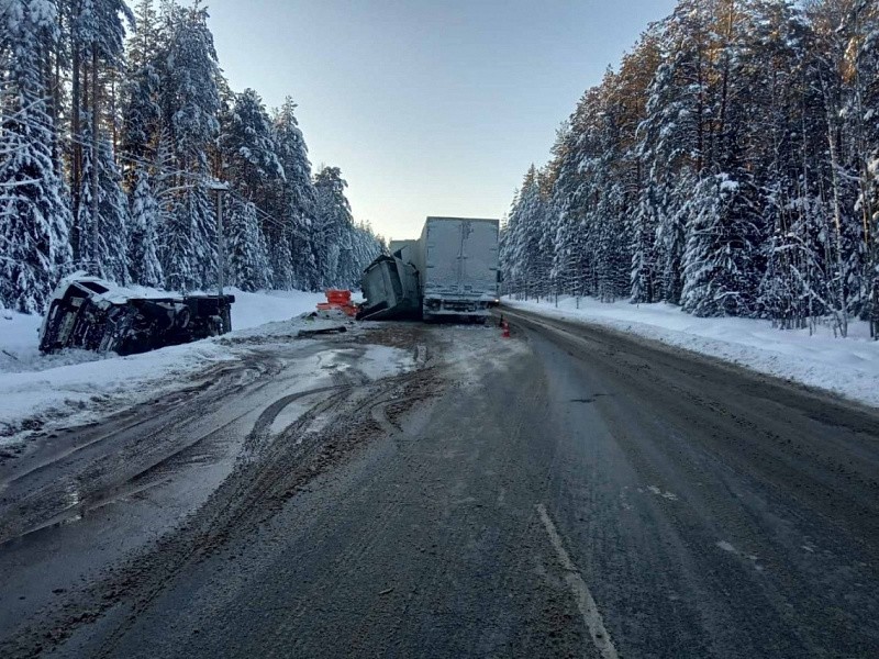 На трассе в Кировской области перевернулись два грузовика