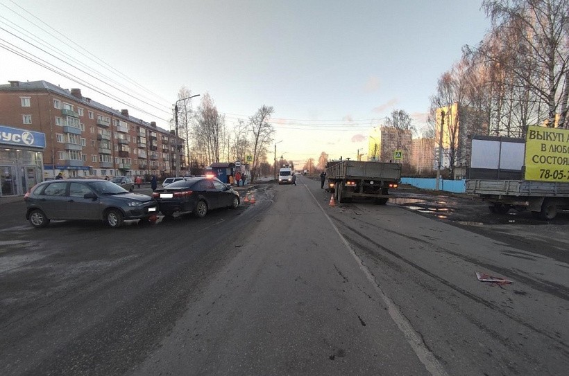 В Кирове произошло массовое ДТП с участием грузовика