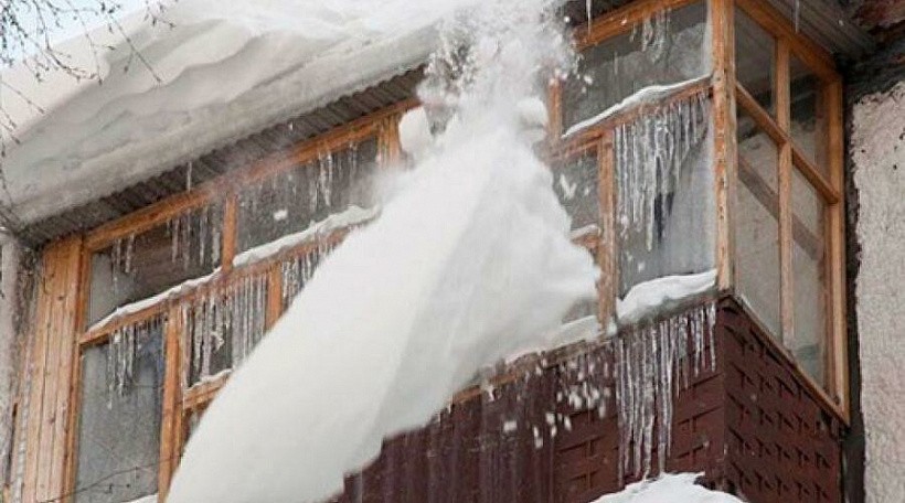 В Кирове 7-летняя девочка пострадала из-за схода снега с крыши