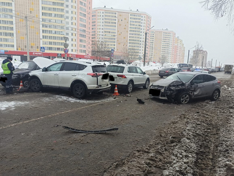 В Кирове возле инфекционной больницы сегодня столкнулись пять машин