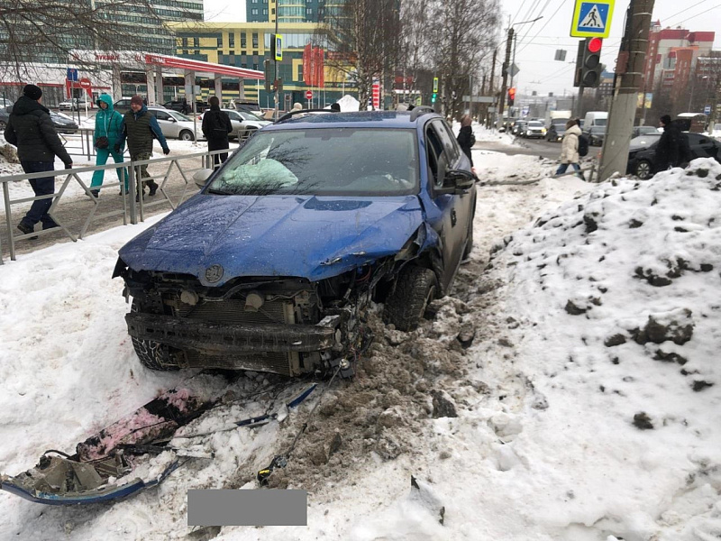 Во время ДТП в Кирове машину отбросило на пешехода