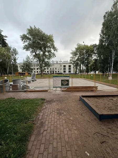 Никита Соломенников проверил ход реконструкции детской площадки у филармонии