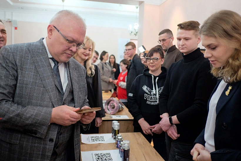 Инновационные проекты и стартапы молодых кировчан представили Александру Соколову