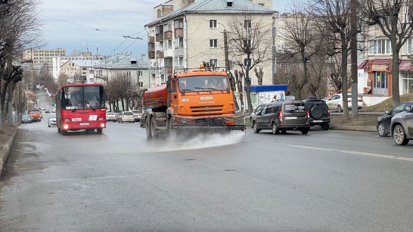 В Кирове начали мыть улицы