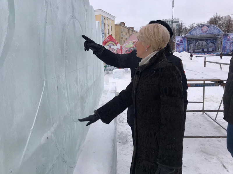 Лед для Театральной площади Кирова обсуждают в Тюмени