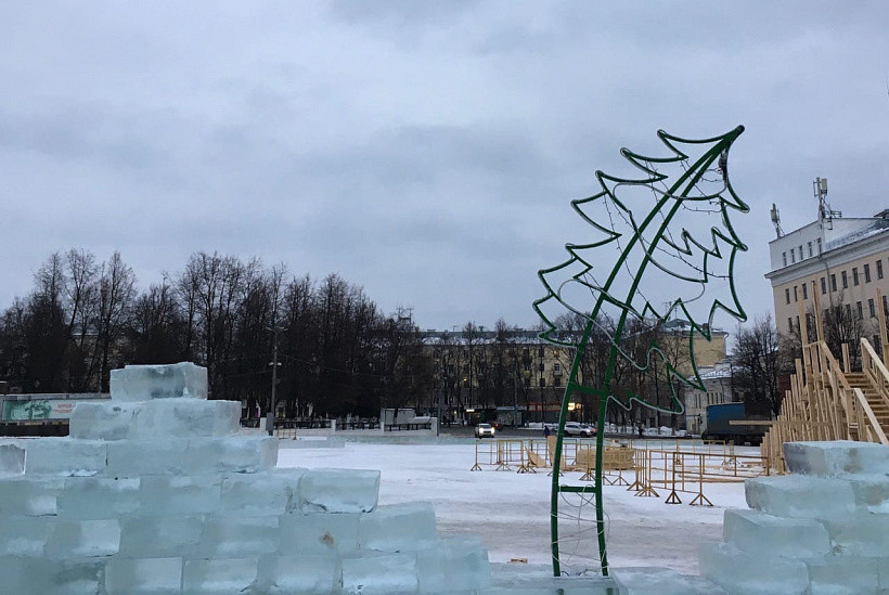 Лед на Театральной площади предлагают заменить на лес