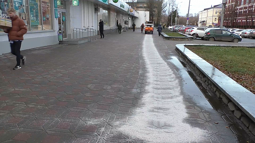 На кировские дороги высыпали более 20 тонн галита и 6 тонн песко-соляной смеси