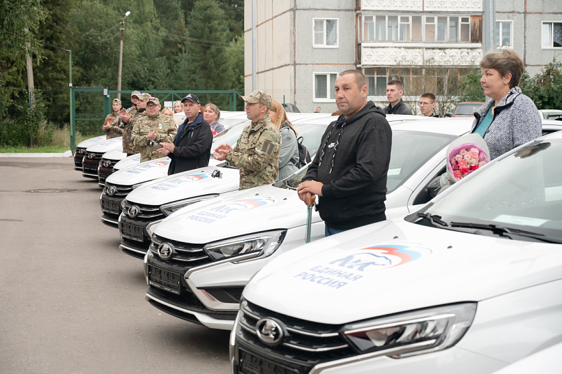 В Кирове состоялась передача автомобилей ветеранам СВО