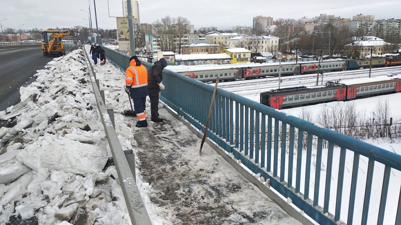 На путепроводе в Чистые Пруды почистили тротуар
